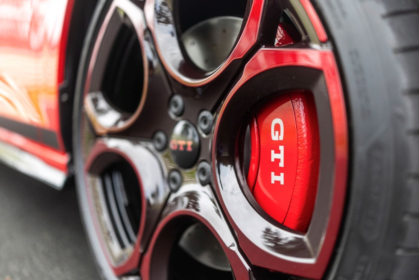 BRIDGESTONE POTENZA RACE: LLANTAS PODEROSAS PARA EL VOLKSWAGEN GOLF GTI MÁS RÁPIDO DE LA HISTORIA V12MAGAZINE Bridgestone Potenza Race es sinónimo de velocidad, precisión y rendimiento. En colaboración con Volkswagen, estas llantas marcan un nuevo hito en la historia automotriz con el Golf GTI EDITION 50. V12MAGAZINE