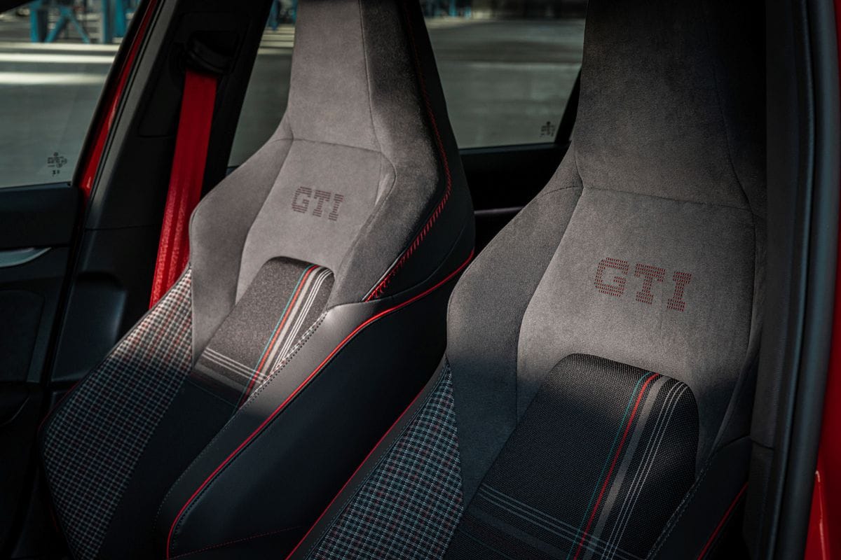 BRIDGESTONE POTENZA RACE: LLANTAS PODEROSAS PARA EL VOLKSWAGEN GOLF GTI MÁS RÁPIDO DE LA HISTORIA V12MAGAZINE Bridgestone Potenza Race es sinónimo de velocidad, precisión y rendimiento. En colaboración con Volkswagen, estas llantas marcan un nuevo hito en la historia automotriz con el Golf GTI EDITION 50. V12MAGAZINE