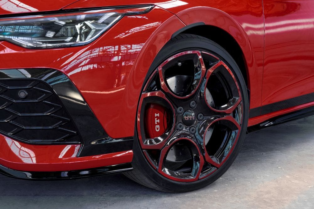 BRIDGESTONE POTENZA RACE: LLANTAS PODEROSAS PARA EL VOLKSWAGEN GOLF GTI MÁS RÁPIDO DE LA HISTORIA V12MAGAZINE Bridgestone Potenza Race es sinónimo de velocidad, precisión y rendimiento. En colaboración con Volkswagen, estas llantas marcan un nuevo hito en la historia automotriz con el Golf GTI EDITION 50. V12MAGAZINE