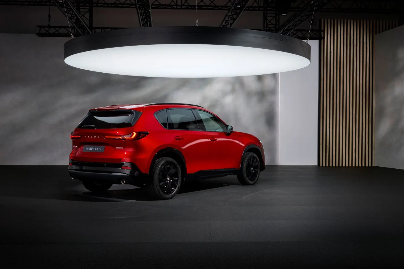 ¡REVOLUCIÓN JAPONESA! EL NUEVO MAZDA CX-5 2025 LLEGA MÁS TECNOLÓGICO Y VERSÁTIL QUE NUNCA V12MAGAZINE El totalmente nuevo Mazda CX-5 ya está listo para conquistar el mundo y reafirmar su lugar como uno de los SUV más vendidos y queridos del planeta. Presentado oficialmente a nivel global, esta nueva generación representa un gran salto en diseño, tecnología y versatilidad. V12MAGAZINE