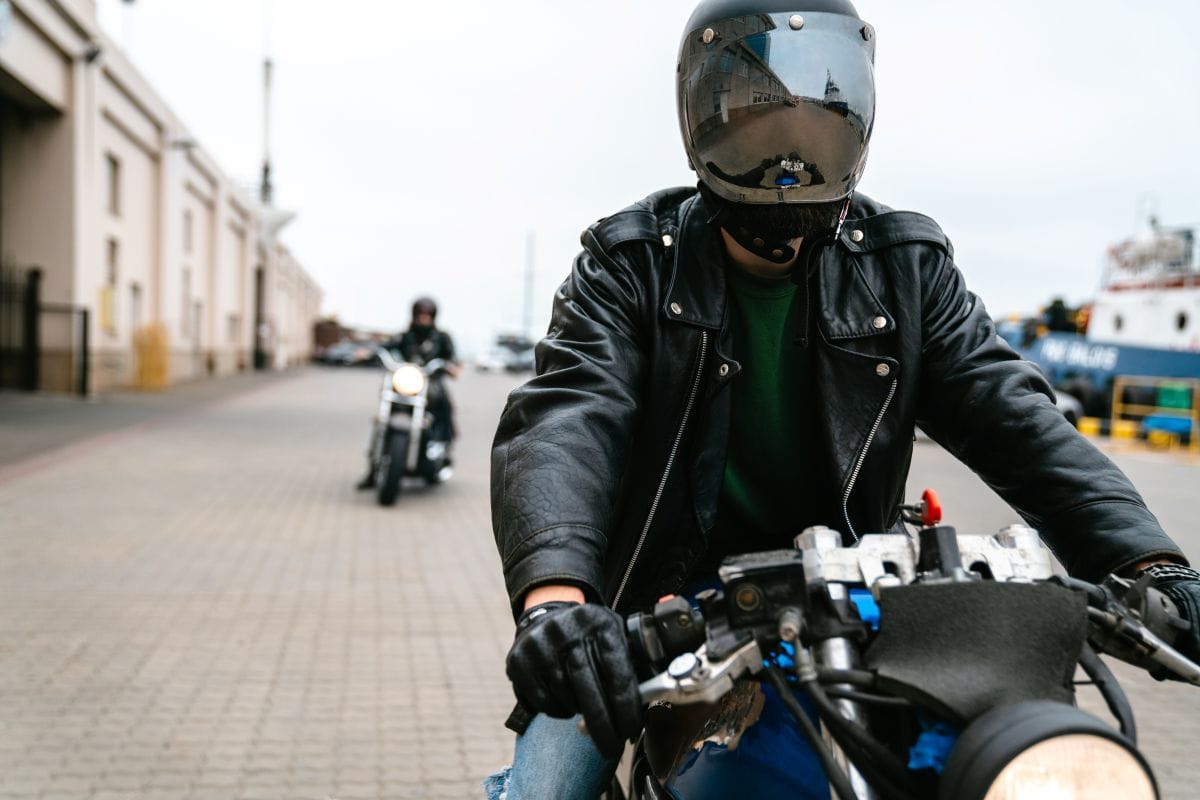 MOTOCICLETA: ¡DESCUBRE LOS PASOS IMPRESCINDIBLES PARA RODAR CON SEGURIDAD! V12MAGAZINE Motocicleta: un sueño que impulsa libertad y oportunidades para millones de colombianos. En 2025, más de 800 mil motocicletas se matriculan anualmente, transformando vidas con independencia y movilidad. Pero ¿por dónde empezar? Este artículo revela los pasos esenciales para iniciar su experiencia en motocicleta con seguridad y confianza. V12MAGAZINE
