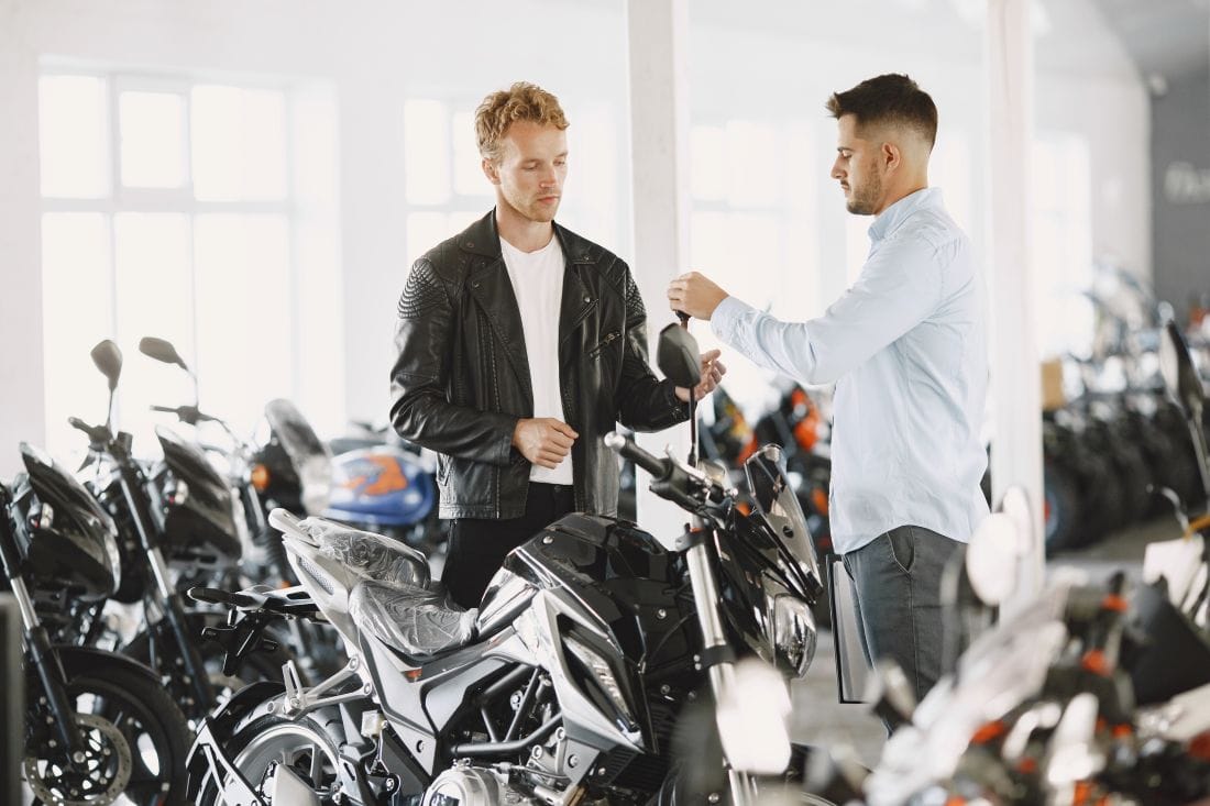 MOTOCICLETA: ¡DESCUBRE LOS PASOS IMPRESCINDIBLES PARA RODAR CON SEGURIDAD! V12MAGAZINE Motocicleta: un sueño que impulsa libertad y oportunidades para millones de colombianos. En 2025, más de 800 mil motocicletas se matriculan anualmente, transformando vidas con independencia y movilidad. Pero ¿por dónde empezar? Este artículo revela los pasos esenciales para iniciar su experiencia en motocicleta con seguridad y confianza. V12MAGAZINE