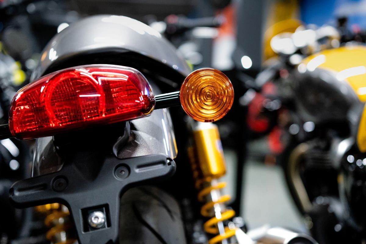 MOTOCICLETA: ¡DESCUBRE LOS PASOS IMPRESCINDIBLES PARA RODAR CON SEGURIDAD! V12MAGAZINE Motocicleta: un sueño que impulsa libertad y oportunidades para millones de colombianos. En 2025, más de 800 mil motocicletas se matriculan anualmente, transformando vidas con independencia y movilidad. Pero ¿por dónde empezar? Este artículo revela los pasos esenciales para iniciar su experiencia en motocicleta con seguridad y confianza. V12MAGAZINE