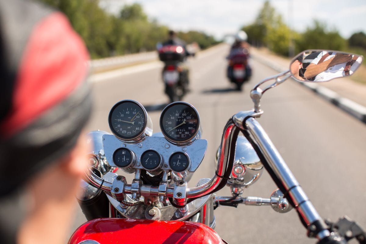MOTOCICLETA: ¡DESCUBRE LOS PASOS IMPRESCINDIBLES PARA RODAR CON SEGURIDAD! V12MAGAZINE Motocicleta: un sueño que impulsa libertad y oportunidades para millones de colombianos. En 2025, más de 800 mil motocicletas se matriculan anualmente, transformando vidas con independencia y movilidad. Pero ¿por dónde empezar? Este artículo revela los pasos esenciales para iniciar su experiencia en motocicleta con seguridad y confianza. V12MAGAZINE