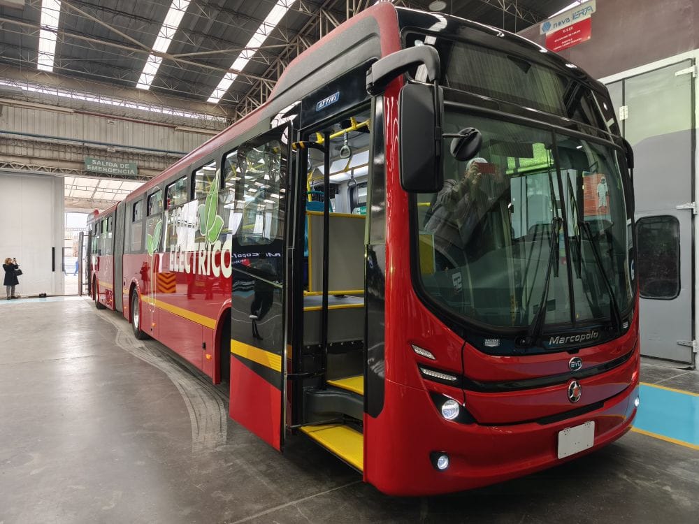 NUEVO BUS ARTICULADO 100% ELÉCTRICO DE BYD SE PONE A PRUEBA EN BOGOTÁ V12MAGAZINE BYD eligió nuevamente a Bogotá como ciudad piloto para probar su más reciente bus articulado 100% eléctrico, posicionando a Colombia como epicentro de la innovación en transporte sostenible para América Latina. V12MAGAZINE