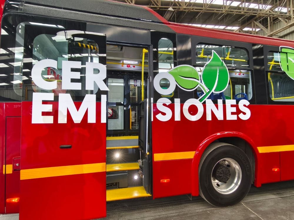 NUEVO BUS ARTICULADO 100% ELÉCTRICO DE BYD SE PONE A PRUEBA EN BOGOTÁ V12MAGAZINE BYD eligió nuevamente a Bogotá como ciudad piloto para probar su más reciente bus articulado 100% eléctrico, posicionando a Colombia como epicentro de la innovación en transporte sostenible para América Latina. V12MAGAZINE