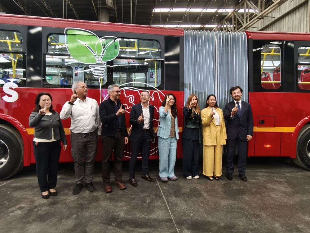 NUEVO BUS ARTICULADO 100% ELÉCTRICO DE BYD SE PONE A PRUEBA EN BOGOTÁ V12MAGAZINE BYD eligió nuevamente a Bogotá como ciudad piloto para probar su más reciente bus articulado 100% eléctrico, posicionando a Colombia como epicentro de la innovación en transporte sostenible para América Latina. V12MAGAZINE