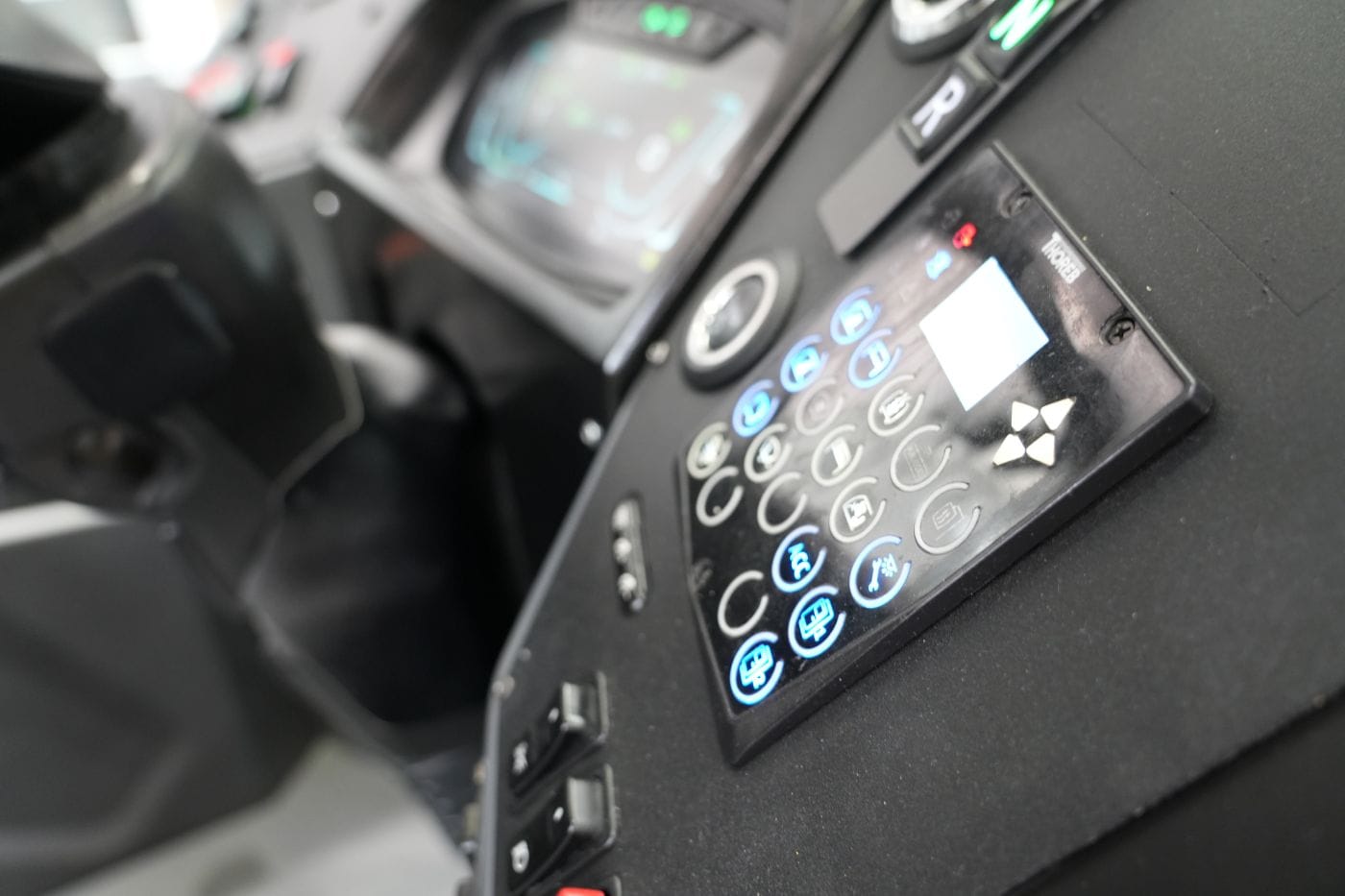 NUEVO BUS ARTICULADO 100% ELÉCTRICO DE BYD SE PONE A PRUEBA EN BOGOTÁ V12MAGAZINE BYD eligió nuevamente a Bogotá como ciudad piloto para probar su más reciente bus articulado 100% eléctrico, posicionando a Colombia como epicentro de la innovación en transporte sostenible para América Latina. V12MAGAZINE