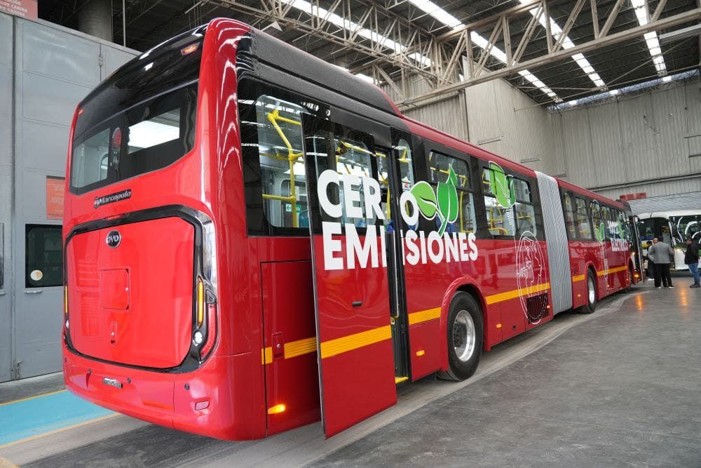 NUEVO BUS ARTICULADO 100% ELÉCTRICO DE BYD SE PONE A PRUEBA EN BOGOTÁ V12MAGAZINE BYD eligió nuevamente a Bogotá como ciudad piloto para probar su más reciente bus articulado 100% eléctrico, posicionando a Colombia como epicentro de la innovación en transporte sostenible para América Latina. V12MAGAZINE