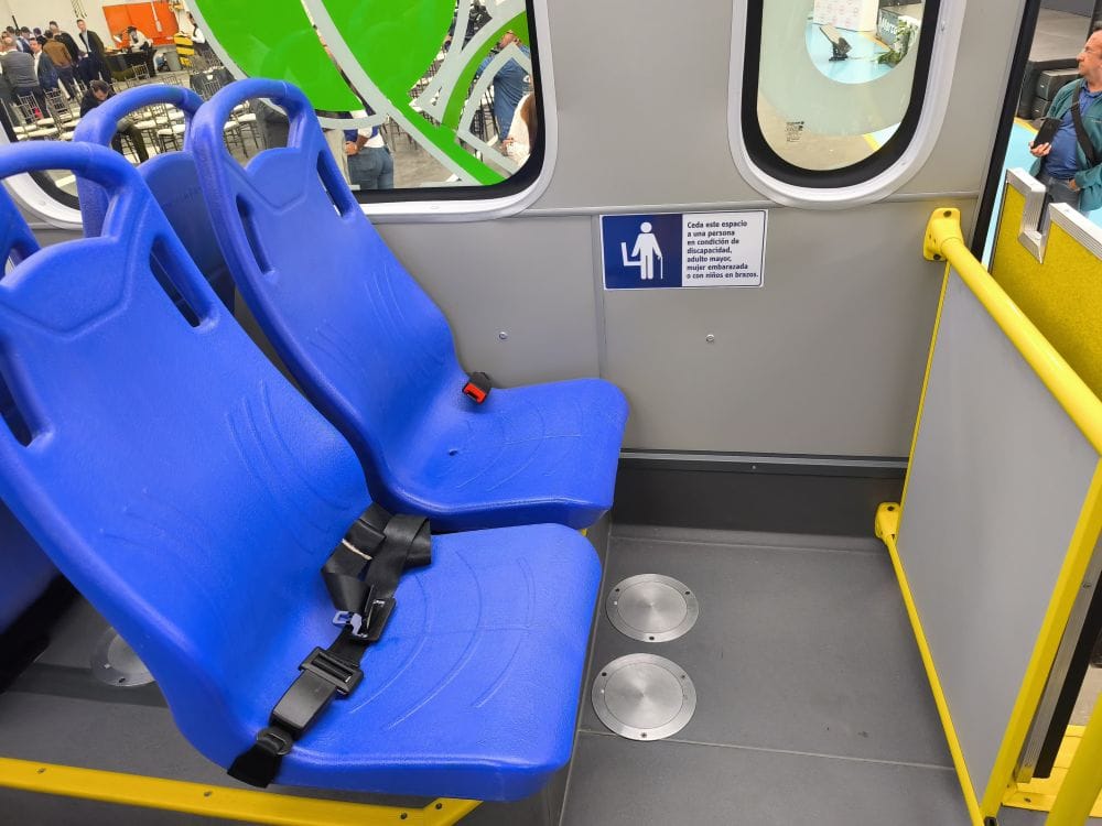NUEVO BUS ARTICULADO 100% ELÉCTRICO DE BYD SE PONE A PRUEBA EN BOGOTÁ V12MAGAZINE BYD eligió nuevamente a Bogotá como ciudad piloto para probar su más reciente bus articulado 100% eléctrico, posicionando a Colombia como epicentro de la innovación en transporte sostenible para América Latina. V12MAGAZINE