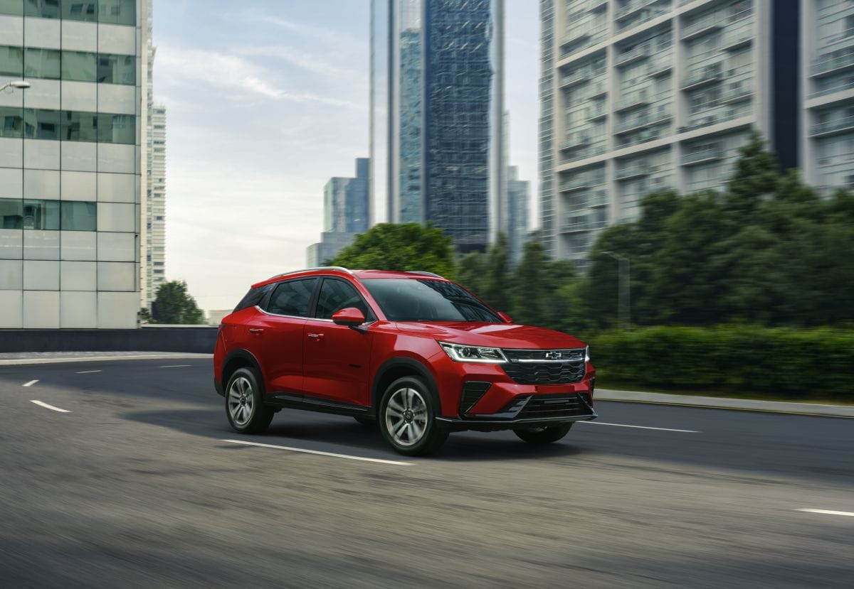 CHEVROLET PRESENTÓ CINCO IMPACTANTES MODELOS PARA EL MERCADO DEL PACÍFICO. UNO DE ESTOS YA SE VENDE EN COLOMBIA V12MAGAZINE Chevrolet 2025, nuevos modelos Chevrolet, SUV eléctricos, Onix 2025, Chevrolet Tracker, Chevrolet Captiva EV, Spark EUV, Chevrolet Groove. V12MAGAZINE