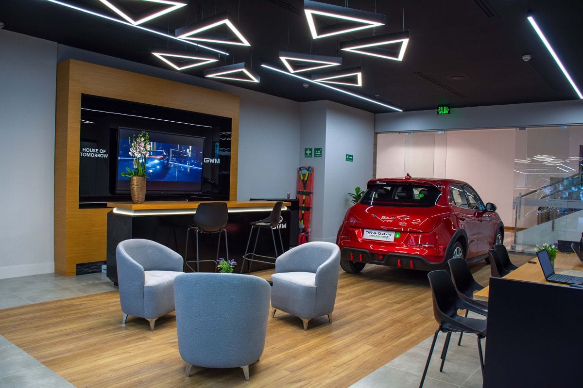 GWM LLEGA A USAQUÉN PLAZA PARA REDEFINIR LA EXPERIENCIA DE COMPRA DEL CLIENTE V12MAGAZINE El arribo de GWM a Usaquén Plaza marca un hito para la industria automotriz en Bogotá. Este nuevo Centro de Experiencia Inchcape integra lo mejor en innovación, diseño y tecnología automotriz bajo un solo techo. V12MAGAZINE