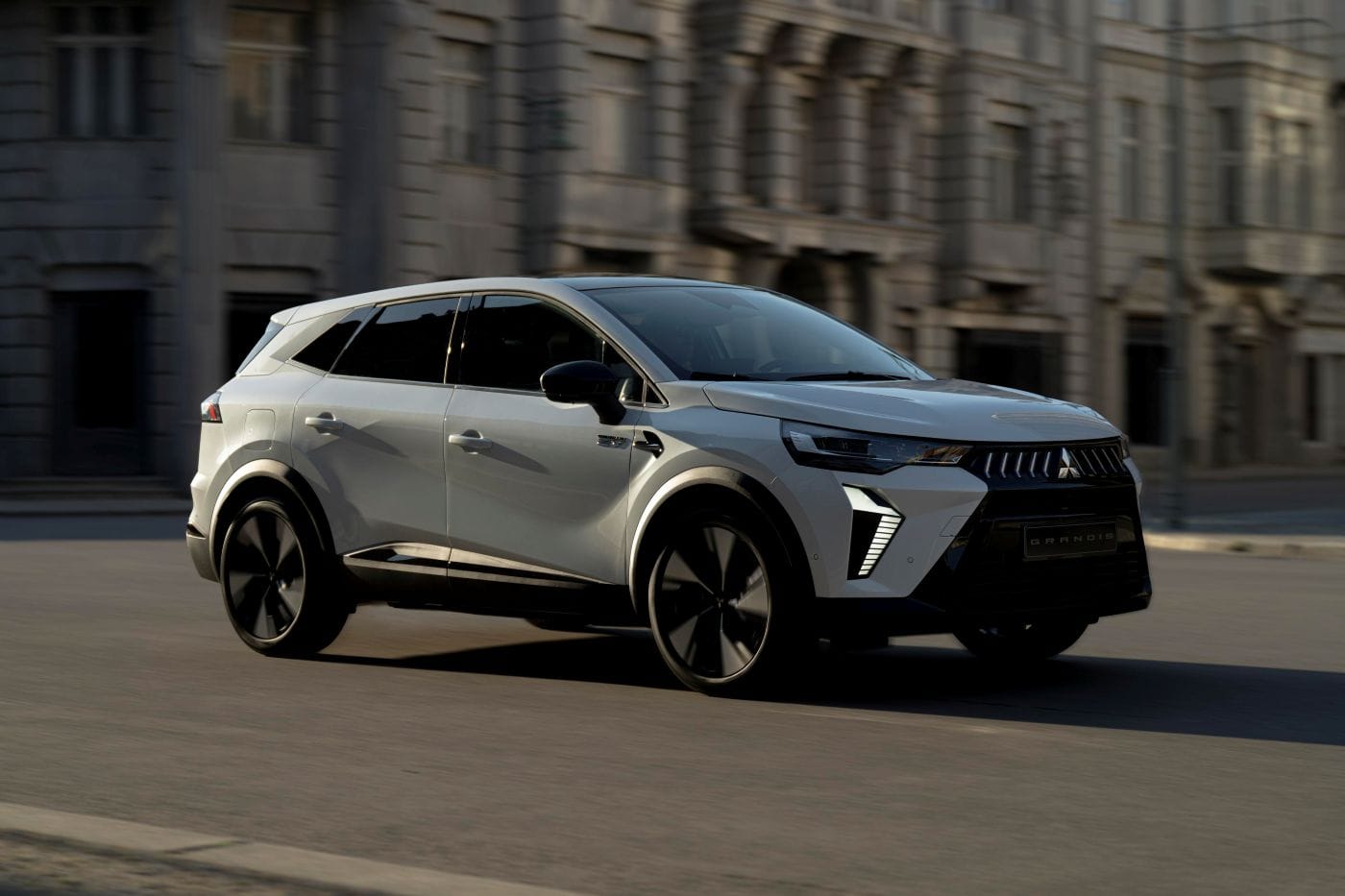 MITSUBISHI GRANDIS 2025: EL SUV COMPACTO HÍBRIDO QUE MARCA TENDENCIA V12MAGAZINE Mitsubishi Grandis 2025