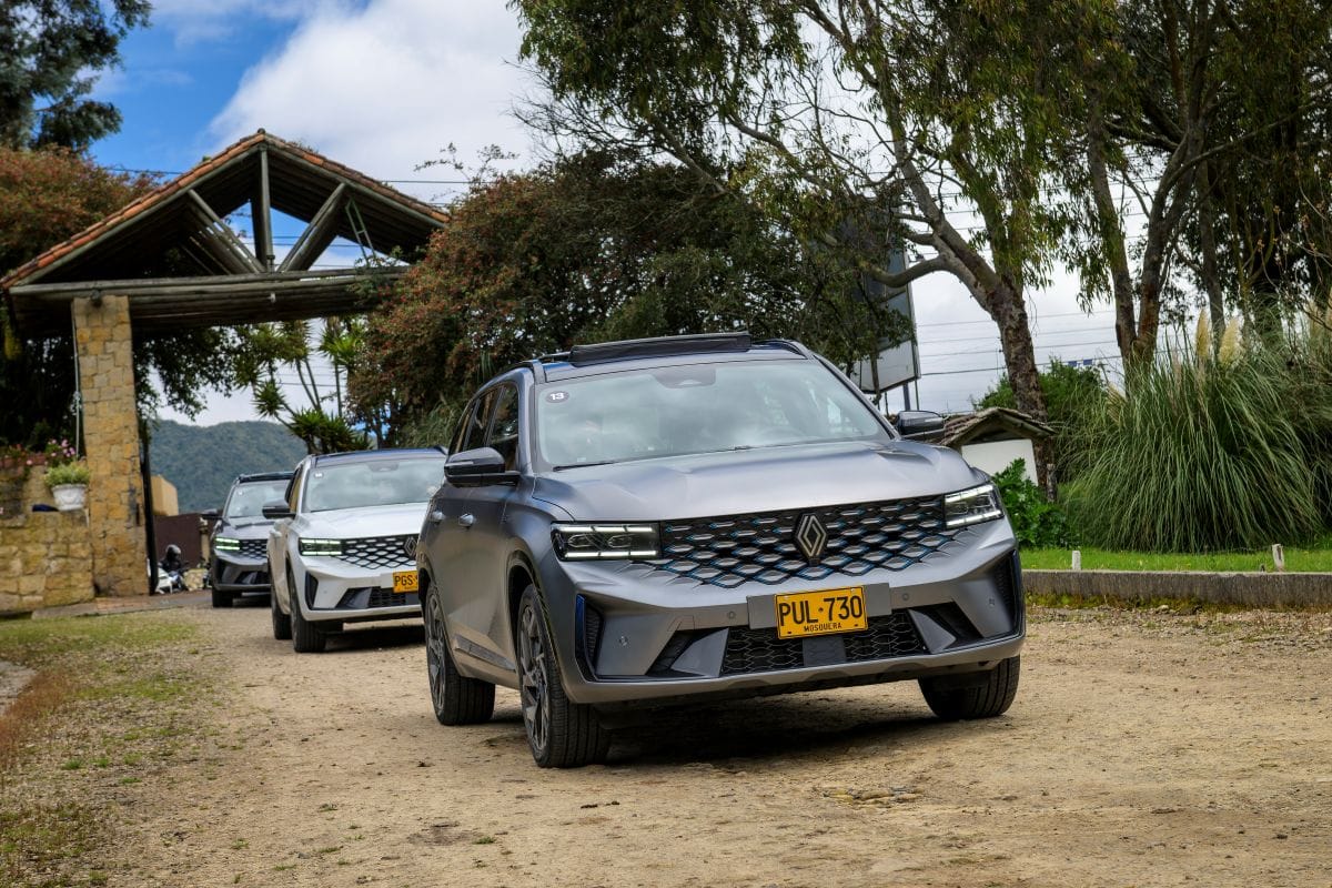 RENAULT KOLEOS FULL HYBRID E-TECH DESATA EL LUJO Y LA TECNOLOGÍA EN COLOMBIA V12MAGAZINE La Renault Koleos Full Hybrid E-Tech aterriza en Colombia redefiniendo los estándares de lujo, tecnología y movilidad sostenible, con un diseño audaz y el equipamiento más completo de su segmento SUV. V12MAGAZINE