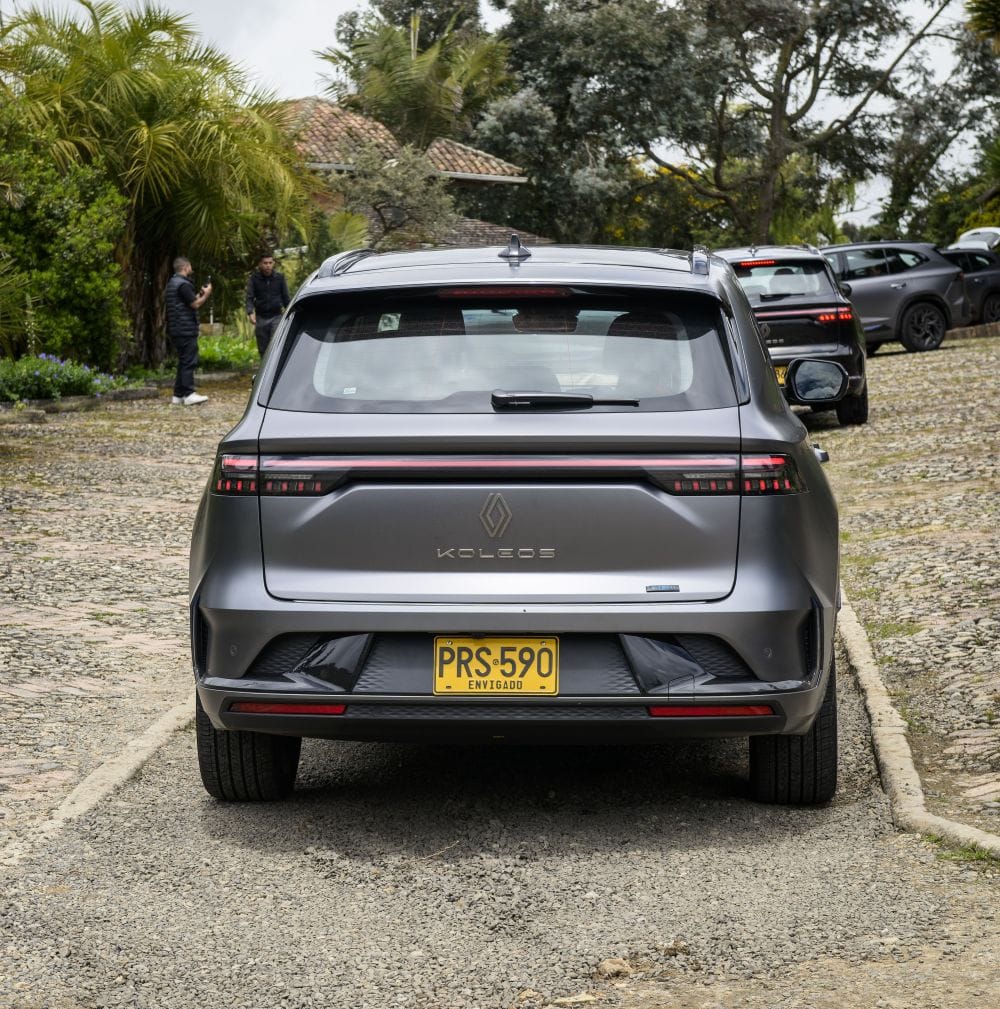RENAULT KOLEOS FULL HYBRID E-TECH DESATA EL LUJO Y LA TECNOLOGÍA EN COLOMBIA V12MAGAZINE La Renault Koleos Full Hybrid E-Tech aterriza en Colombia redefiniendo los estándares de lujo, tecnología y movilidad sostenible, con un diseño audaz y el equipamiento más completo de su segmento SUV. V12MAGAZINE