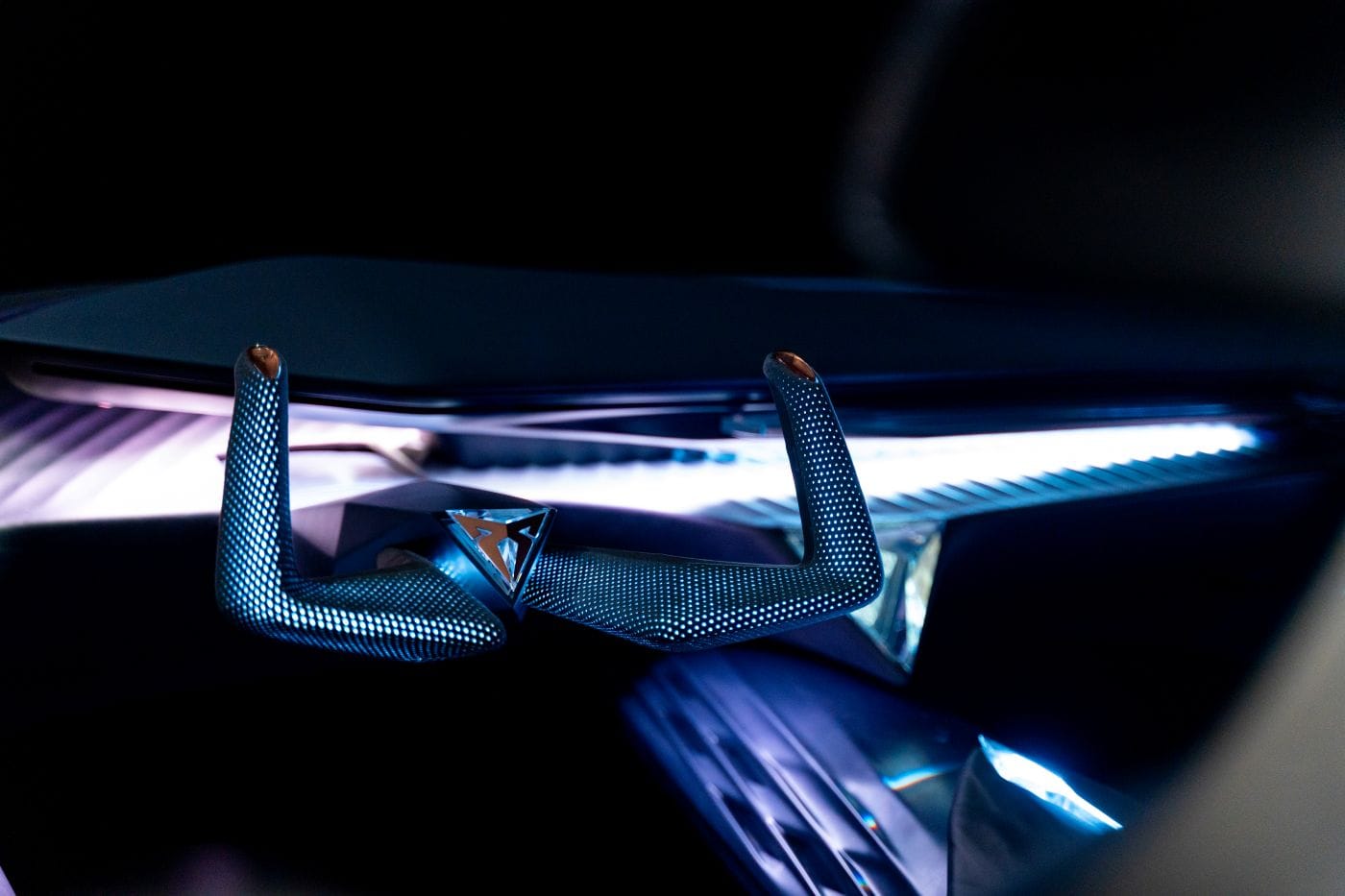 SEAT CELEBRA 50 AÑOS DE INNOVACIÓN EN SU CENTRO TÉCNICO V12MAGAZINE Durante 50 años, SEAT S.A. ha impulsado el desarrollo de más de 950 prototipos, consolidando a su Centro Técnico como el epicentro de la transformación hacia el auto eléctrico urbano. V12MAGAZINE
