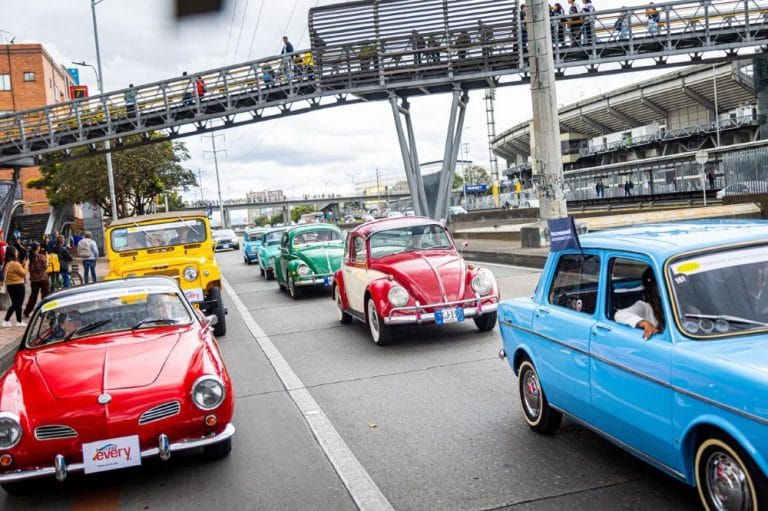 desfile autos clásicos y antiguos