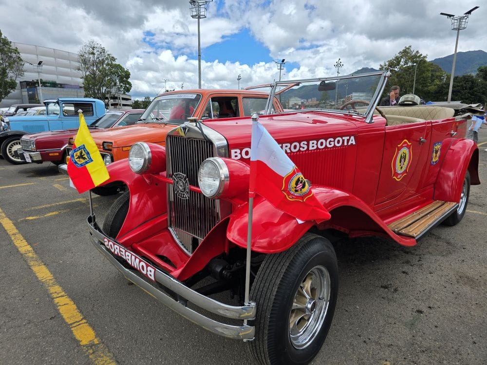 DESFILE DE AUTOS CLÁSICOS Y ANTIGUOS EN BOGOTÁ: DESPERTÓ UN VIAJE NOSTÁLGICO QUE CAUTIVÓ A LOS CAPITALINOS V12MAGAZINE El Desfile de Autos Clásicos y Antiguos en Bogotá revive la memoria sobre ruedas y celebra la historia automotriz con elegancia, tradición y pasión en cada kilómetro. V12MAGAZINE