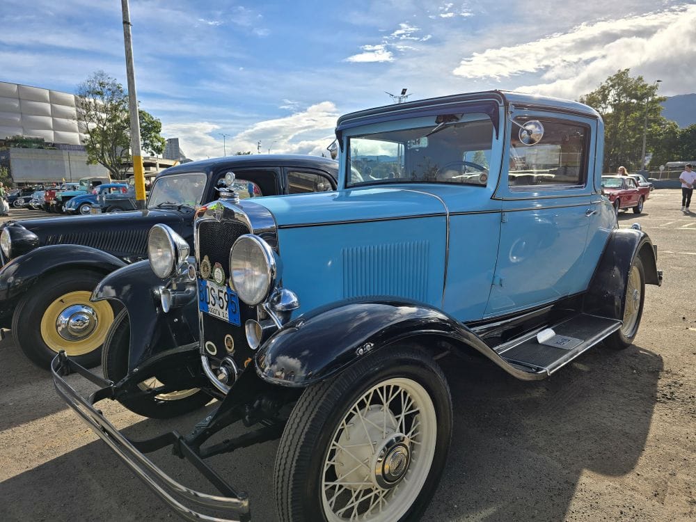 DESFILE DE AUTOS CLÁSICOS Y ANTIGUOS EN BOGOTÁ: DESPERTÓ UN VIAJE NOSTÁLGICO QUE CAUTIVÓ A LOS CAPITALINOS V12MAGAZINE El Desfile de Autos Clásicos y Antiguos en Bogotá revive la memoria sobre ruedas y celebra la historia automotriz con elegancia, tradición y pasión en cada kilómetro. V12MAGAZINE