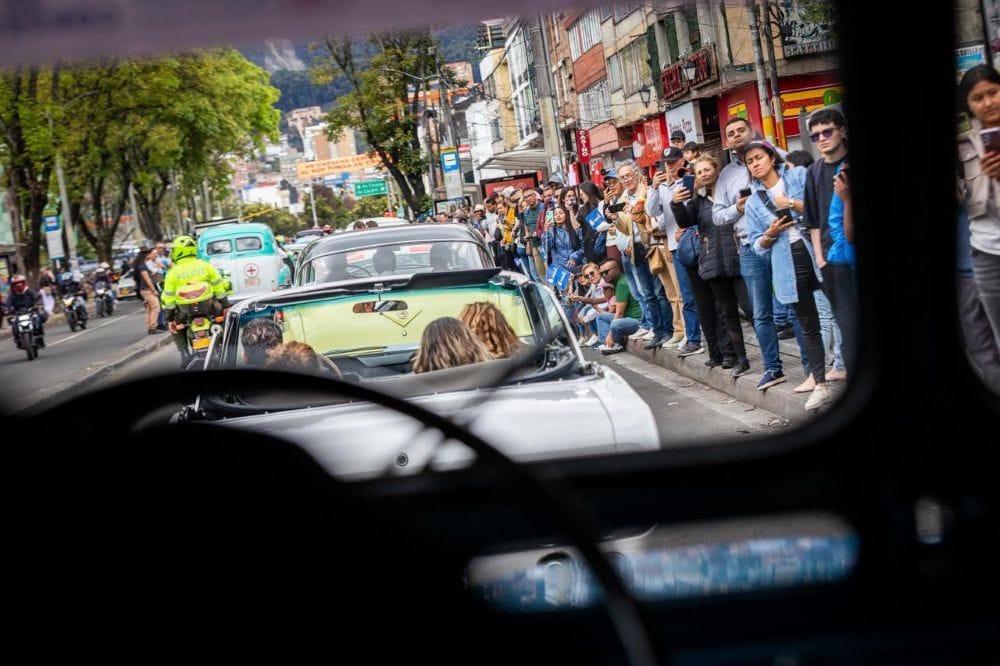 DESFILE DE AUTOS CLÁSICOS Y ANTIGUOS EN BOGOTÁ: DESPERTÓ UN VIAJE NOSTÁLGICO QUE CAUTIVÓ A LOS CAPITALINOS V12MAGAZINE El Desfile de Autos Clásicos y Antiguos en Bogotá revive la memoria sobre ruedas y celebra la historia automotriz con elegancia, tradición y pasión en cada kilómetro. V12MAGAZINE