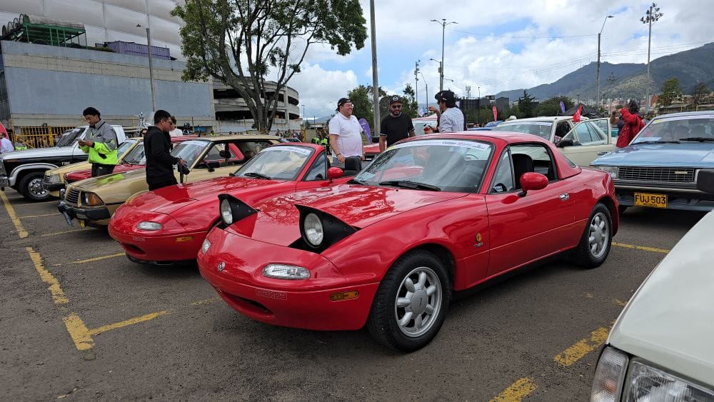 DESFILE DE AUTOS CLÁSICOS Y ANTIGUOS EN BOGOTÁ: DESPERTÓ UN VIAJE NOSTÁLGICO QUE CAUTIVÓ A LOS CAPITALINOS V12MAGAZINE El Desfile de Autos Clásicos y Antiguos en Bogotá revive la memoria sobre ruedas y celebra la historia automotriz con elegancia, tradición y pasión en cada kilómetro. V12MAGAZINE