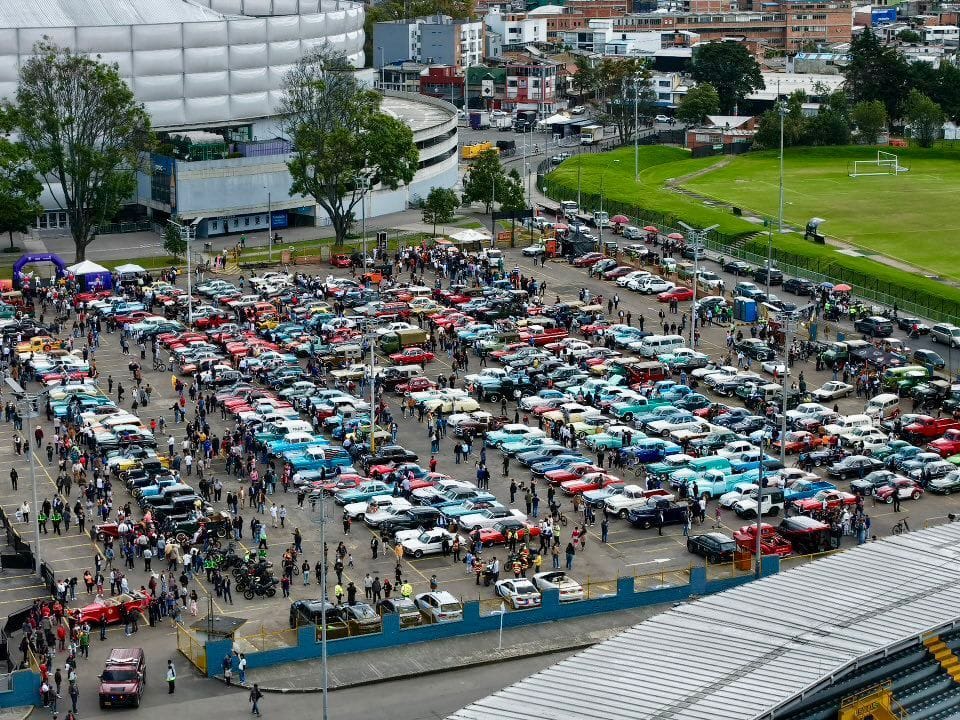 DESFILE DE AUTOS CLÁSICOS Y ANTIGUOS EN BOGOTÁ: DESPERTÓ UN VIAJE NOSTÁLGICO QUE CAUTIVÓ A LOS CAPITALINOS V12MAGAZINE El Desfile de Autos Clásicos y Antiguos en Bogotá revive la memoria sobre ruedas y celebra la historia automotriz con elegancia, tradición y pasión en cada kilómetro. V12MAGAZINE