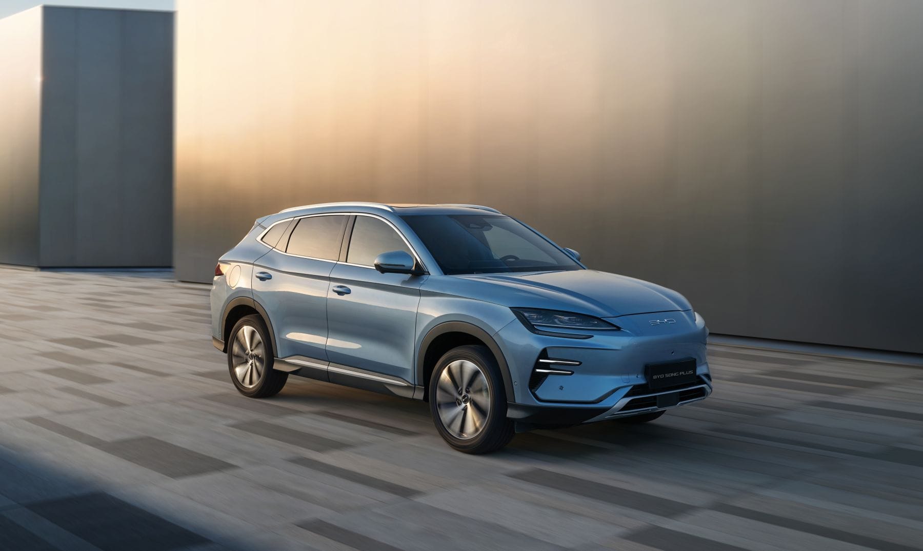 ¡LA BYD SONG PLUS EV IRRUMPE EN COLOMBIA Y QUIERE CAMBIAR LAS REGLAS DEL JUEGO ELÉCTRICO! V12MAGAZINE ¿Estás listo para un SUV eléctrico que fusiona potencia, estilo y cero emisiones? La BYD Song Plus EV acaba de aterrizar en Colombia, y es hora de subirse a bordo. V12MAGAZINE