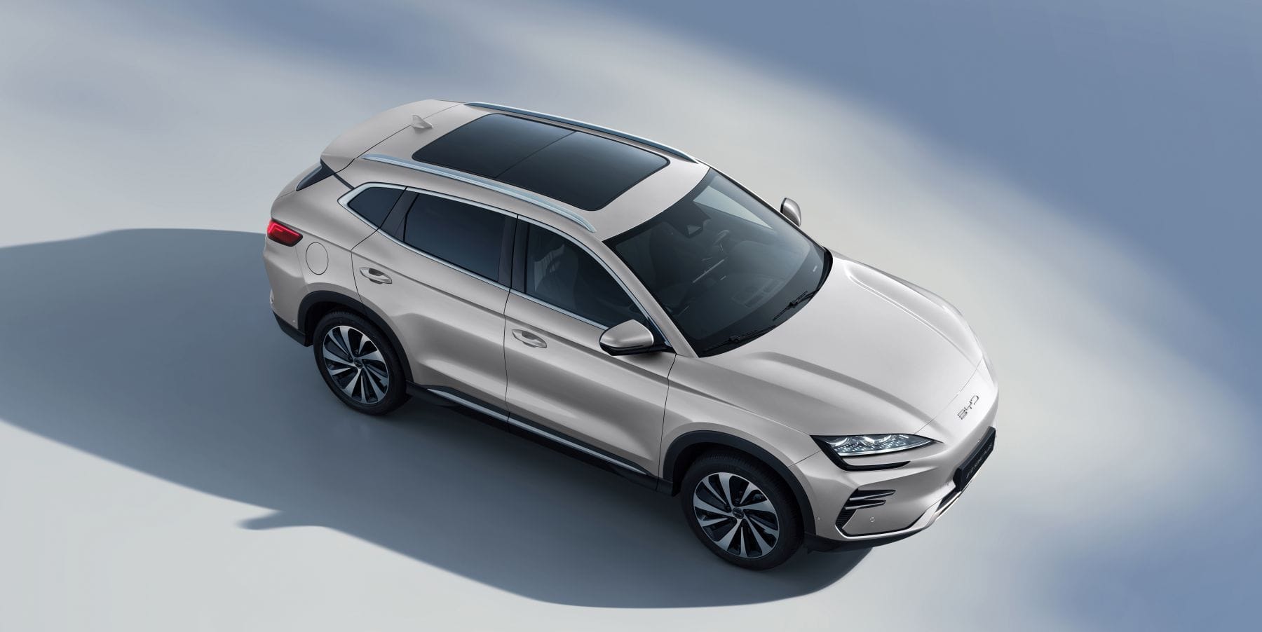 ¡LA BYD SONG PLUS EV IRRUMPE EN COLOMBIA Y QUIERE CAMBIAR LAS REGLAS DEL JUEGO ELÉCTRICO! V12MAGAZINE ¿Estás listo para un SUV eléctrico que fusiona potencia, estilo y cero emisiones? La BYD Song Plus EV acaba de aterrizar en Colombia, y es hora de subirse a bordo. V12MAGAZINE