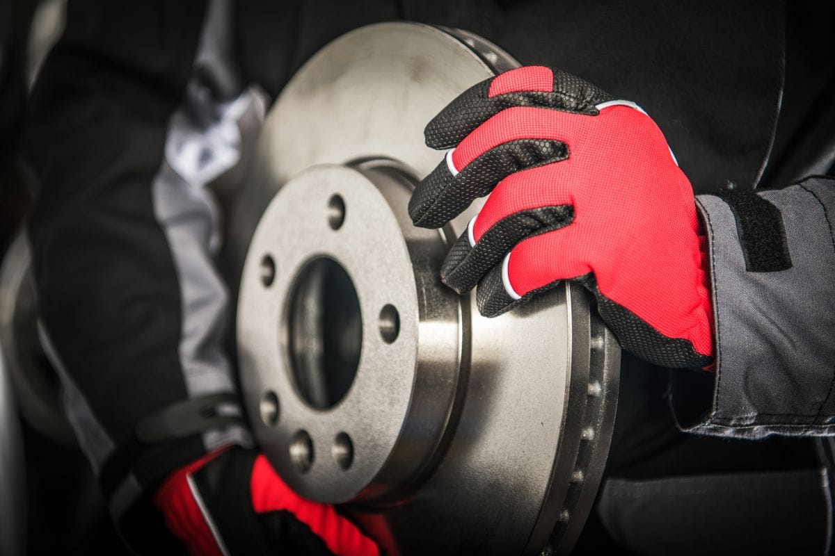¡CUIDADO! ESTE FLUIDO VENCE CADA 2 AÑOS Y PUEDE ESTAR SABOTEANDO SU AUTO V12MAGAZINE ¿Sabía que un componente vital de su carro podría estar fallando sin que lo note? El fluido vence cada 2 años, y si no lo revisa, su seguridad vehicular está en juego. V12MAGAZINE