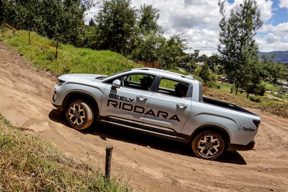 GEELY RIDDARA EN COLOMBIA: LA NUEVA PICK-UP ELÉCTRICA CON 455 KM DE AUTONOMÍA V12MAGAZINE La Geely Riddara llegó a Colombia para transformar el futuro de las pick-ups eléctricas, con potencia, autonomía y tecnología que redefinen el trabajo duro y la movilidad inteligente. V12MAGAZINE