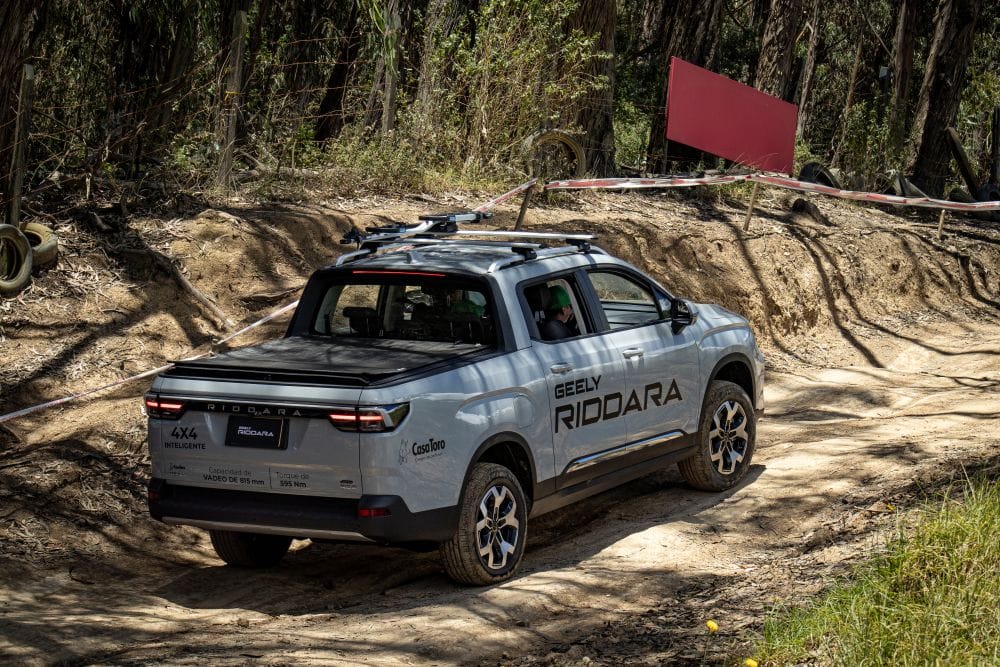 GEELY RIDDARA EN COLOMBIA: LA NUEVA PICK-UP ELÉCTRICA CON 455 KM DE AUTONOMÍA V12MAGAZINE La Geely Riddara llegó a Colombia para transformar el futuro de las pick-ups eléctricas, con potencia, autonomía y tecnología que redefinen el trabajo duro y la movilidad inteligente. V12MAGAZINE