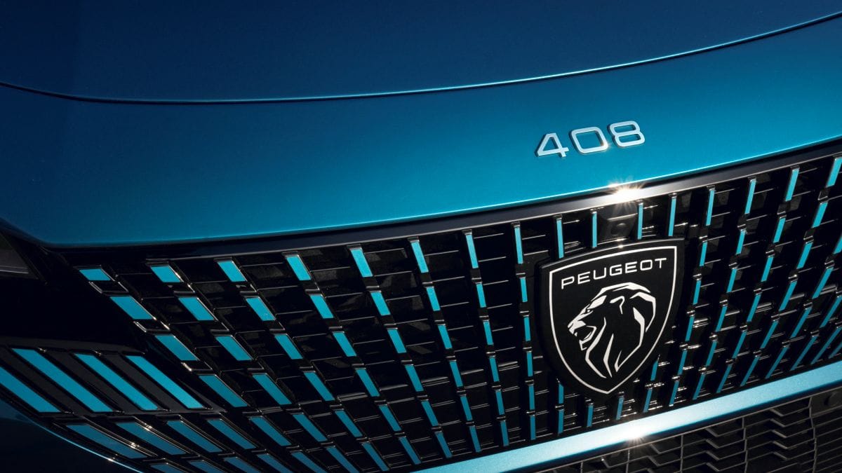 SUMÉRGETE EN EL NUEVO PEUGEOT 408 Y SU ELEGANCIA IRRESISTIBLE FRANCESA, DISPONIBLE EN COLOMBIA V12MAGAZINE COLOMBIA
¿Estás listo para que un león francés te robe el aliento en las calles de Bogotá? El nuevo Peugeot 408 acaba de aterrizar en Colombia, rompiendo moldes con su estilo imparable. V12MAGAZINE