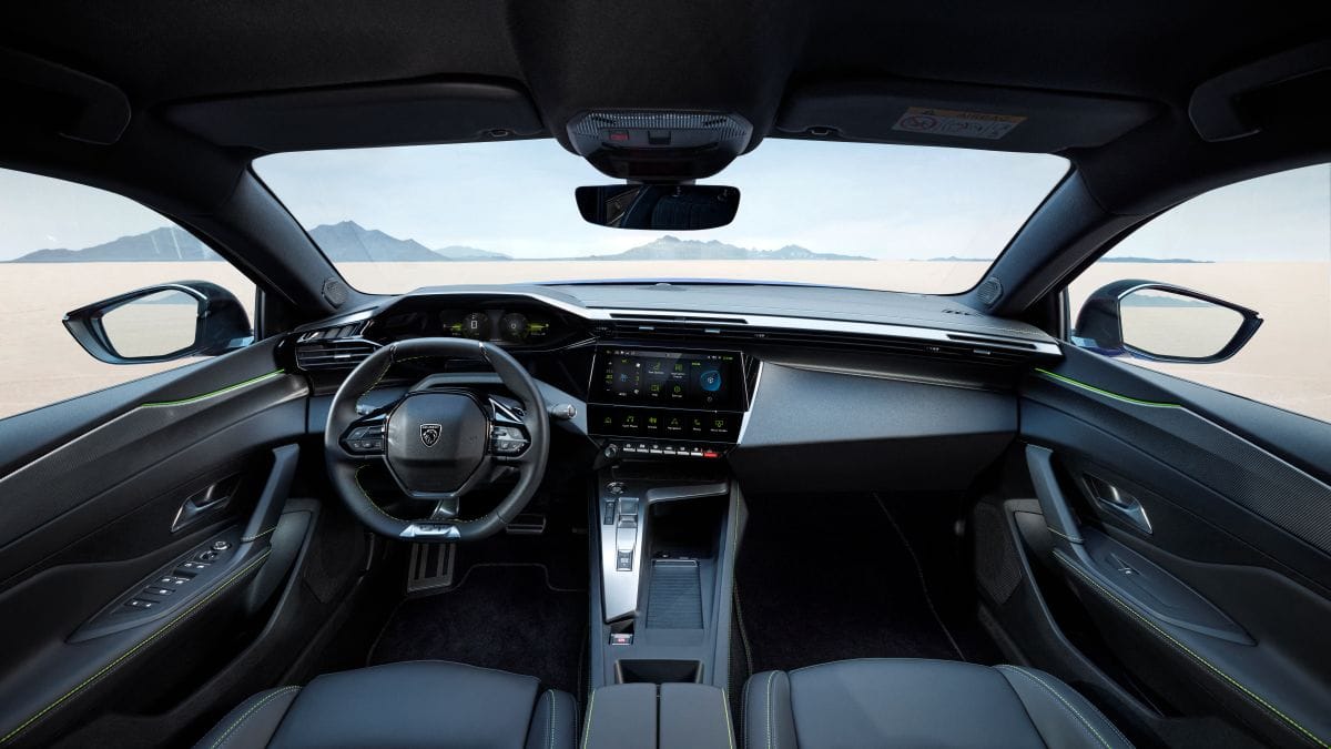 SUMÉRGETE EN EL NUEVO PEUGEOT 408 Y SU ELEGANCIA IRRESISTIBLE FRANCESA, DISPONIBLE EN COLOMBIA V12MAGAZINE COLOMBIA
¿Estás listo para que un león francés te robe el aliento en las calles de Bogotá? El nuevo Peugeot 408 acaba de aterrizar en Colombia, rompiendo moldes con su estilo imparable. V12MAGAZINE