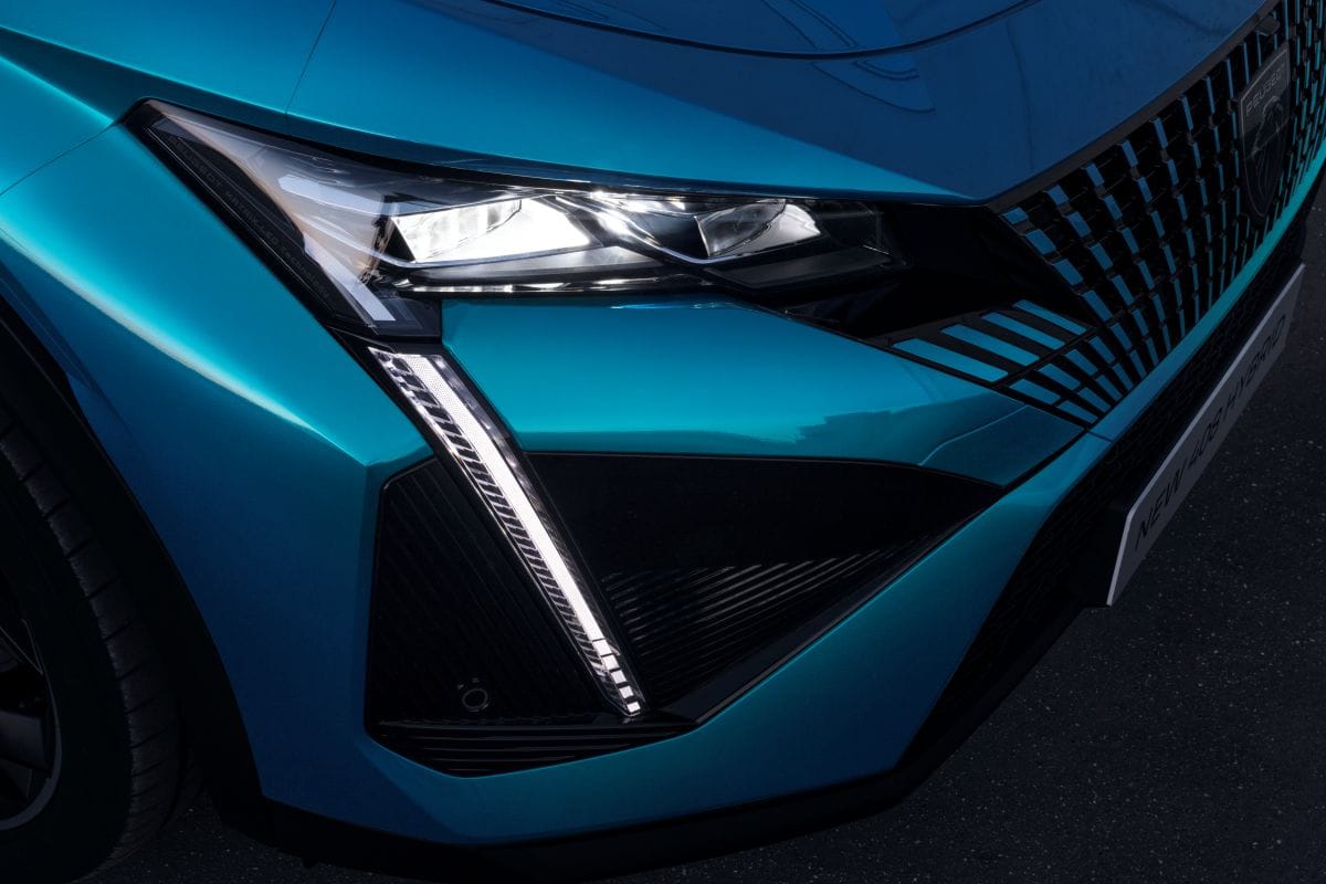 SUMÉRGETE EN EL NUEVO PEUGEOT 408 Y SU ELEGANCIA IRRESISTIBLE FRANCESA, DISPONIBLE EN COLOMBIA V12MAGAZINE COLOMBIA
¿Estás listo para que un león francés te robe el aliento en las calles de Bogotá? El nuevo Peugeot 408 acaba de aterrizar en Colombia, rompiendo moldes con su estilo imparable. V12MAGAZINE