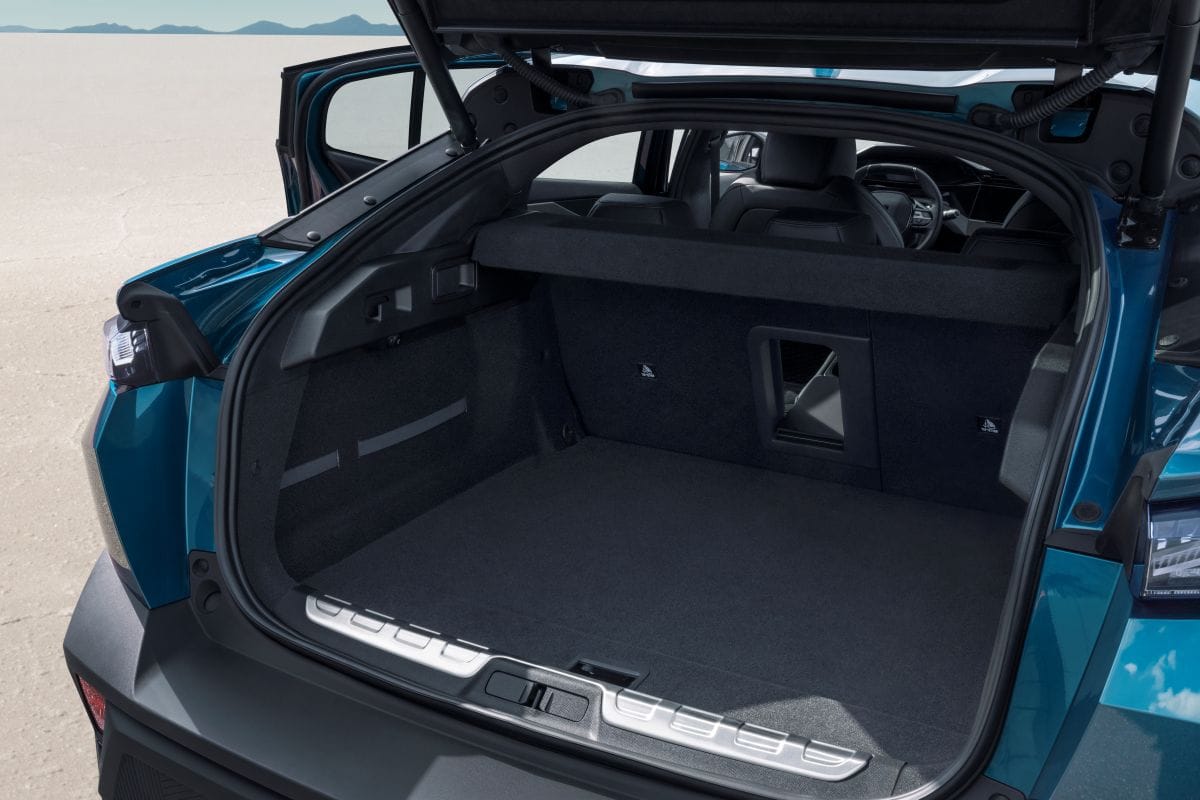 SUMÉRGETE EN EL NUEVO PEUGEOT 408 Y SU ELEGANCIA IRRESISTIBLE FRANCESA, DISPONIBLE EN COLOMBIA V12MAGAZINE COLOMBIA
¿Estás listo para que un león francés te robe el aliento en las calles de Bogotá? El nuevo Peugeot 408 acaba de aterrizar en Colombia, rompiendo moldes con su estilo imparable. V12MAGAZINE