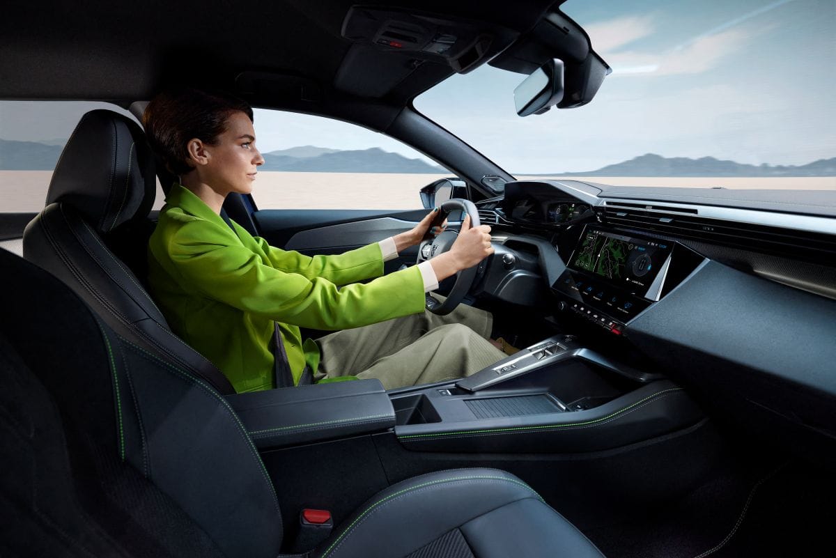SUMÉRGETE EN EL NUEVO PEUGEOT 408 Y SU ELEGANCIA IRRESISTIBLE FRANCESA, DISPONIBLE EN COLOMBIA V12MAGAZINE nuevo Peugeot 408