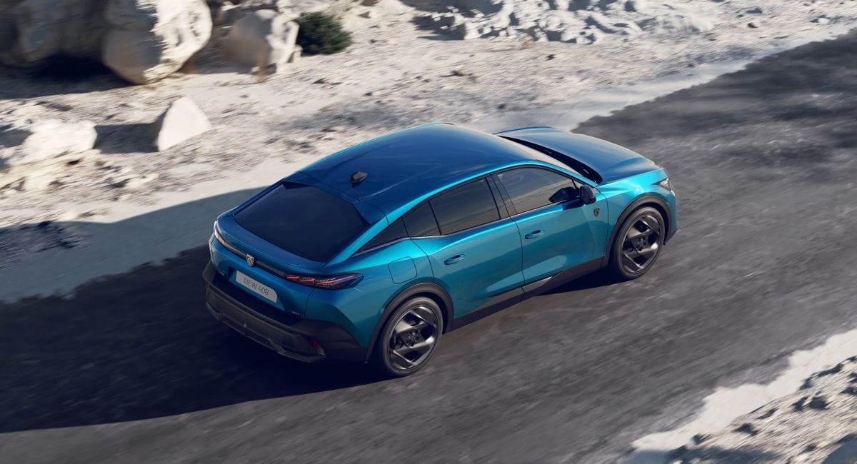 SUMÉRGETE EN EL NUEVO PEUGEOT 408 Y SU ELEGANCIA IRRESISTIBLE FRANCESA, DISPONIBLE EN COLOMBIA V12MAGAZINE COLOMBIA
¿Estás listo para que un león francés te robe el aliento en las calles de Bogotá? El nuevo Peugeot 408 acaba de aterrizar en Colombia, rompiendo moldes con su estilo imparable. V12MAGAZINE