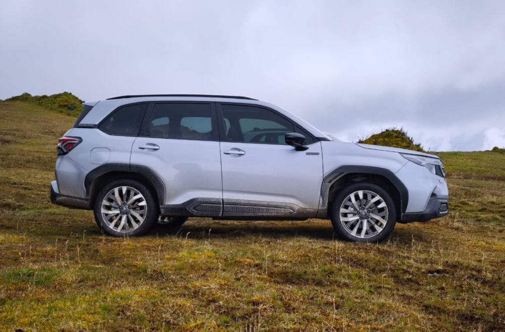 SUBARU FORESTER HÍBRIDA 2025: MÁS QUE UNA SUV, UNA PODEROSA EXPERIENCIA QUE NINGÚN RIVAL OFRECE V12MAGAZINE La nueva Subaru Forester en Colombia llega con espíritu renovado: tecnología híbrida, seguridad de primer nivel y un diseño robusto que redefine lo que significa aventurarse en cualquier camino. V12MAGAZINE
