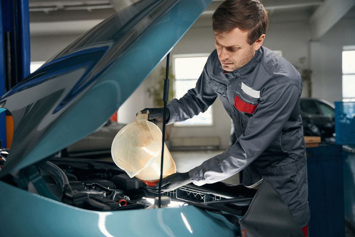 ¡CUIDADO! ESTE FLUIDO VENCE CADA 2 AÑOS Y PUEDE ESTAR SABOTEANDO SU AUTO V12MAGAZINE ¿Sabía que un componente vital de su carro podría estar fallando sin que lo note? El fluido vence cada 2 años, y si no lo revisa, su seguridad vehicular está en juego. V12MAGAZINE