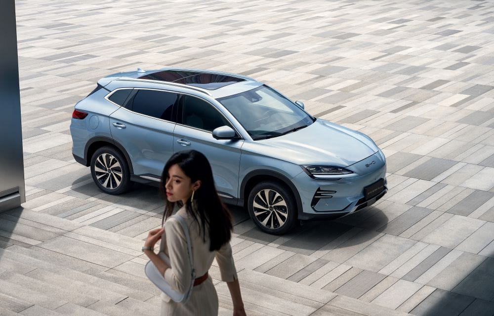 ¡LA BYD SONG PLUS EV IRRUMPE EN COLOMBIA Y QUIERE CAMBIAR LAS REGLAS DEL JUEGO ELÉCTRICO! V12MAGAZINE ¿Estás listo para un SUV eléctrico que fusiona potencia, estilo y cero emisiones? La BYD Song Plus EV acaba de aterrizar en Colombia, y es hora de subirse a bordo. V12MAGAZINE