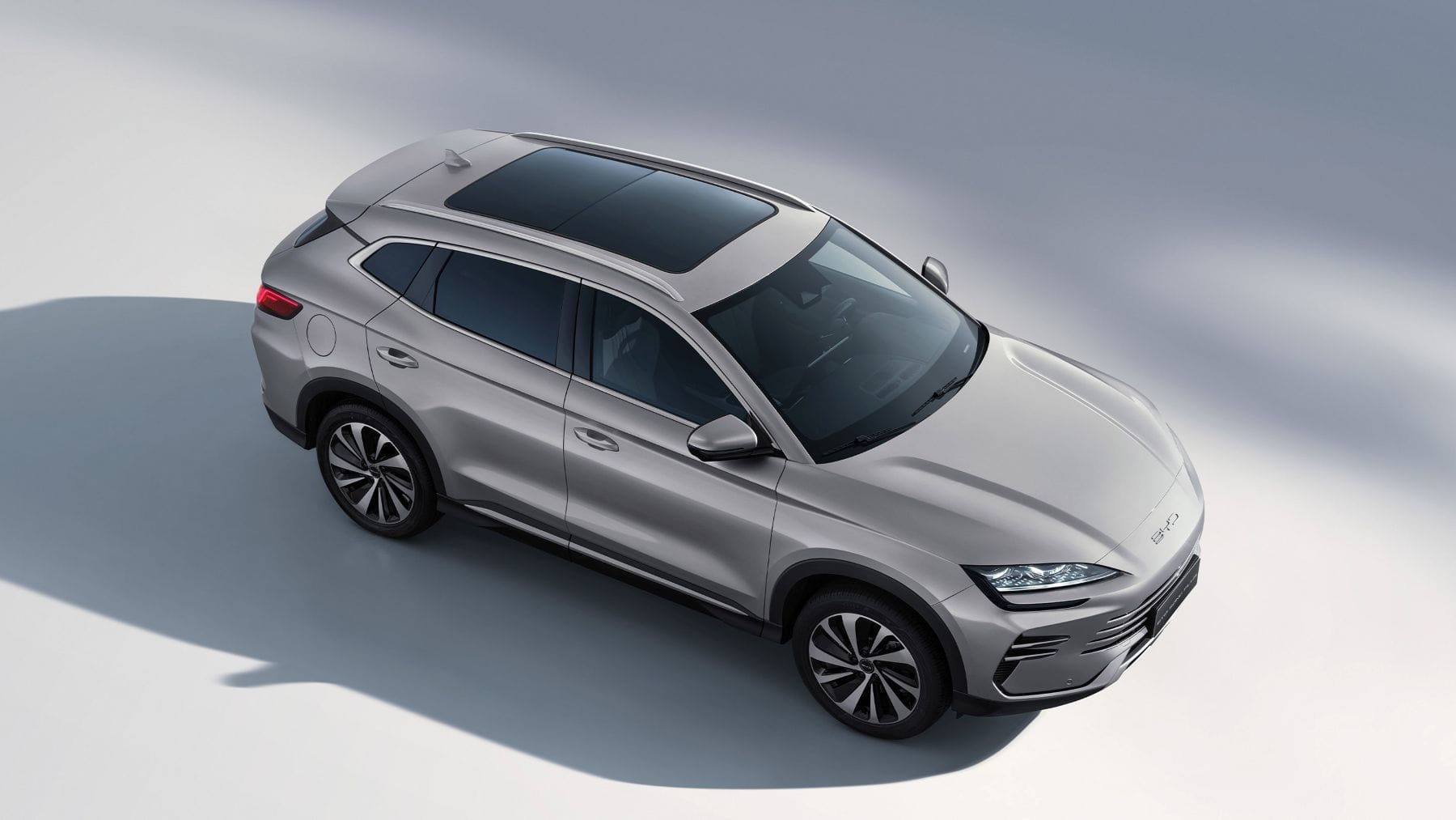 Descubre la BYD Song Plus híbrida en Colombia: potencia de 261 HP, autonomía eléctrica de 105 km, diseño premium y precios desde $179.990.000 COP. Revoluciona tu forma de conducir ya. V12MAGAZINE