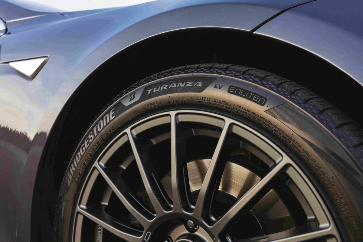 ¿POR QUÉ LOS CARROS ELÉCTRICOS NECESITAN LLANTAS ESPECIALES? DESCUBRE LA VERDAD SORPRENDENTE V12MAGAZINE Si tienes un carro eléctrico, seguro te has preguntado si realmente requiere llantas especiales. La respuesta es sí, y aquí descubrirás por qué son clave en la experiencia de manejo. V12MAGAZINE