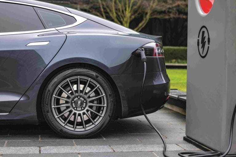 por qué los carros eléctricos necesitan llantas especiales