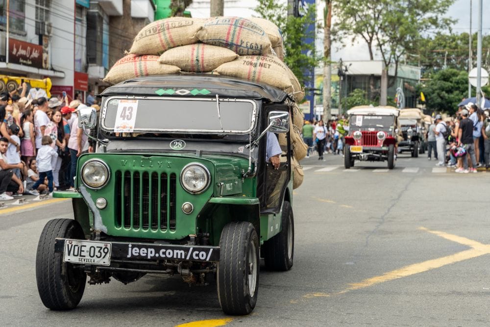 DESFILE DEL YIPAO: UNA FIESTA DE AVENTURA, CULTURA Y ORGULLO CAFETERO. ¡ESTE 12 DE OCTUBRE! V12MAGAZINE El Desfile del Yipao 2025 celebró el orgullo cafetero con Jeep y su nuevo Avenger, uniendo tradición, aventura y libertad en el corazón del Eje Cafetero. V12MAGAZINE