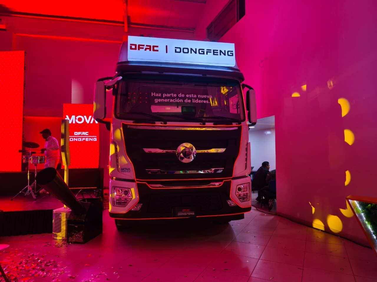 DFAC|DONGFENG LLEGA AL SECTOR DE BOGOTÁ, DONDE EL NEGOCIO DEL TRANSPORTE REQUIERE NUEVAS ALTERNATIVAS V12MAGAZINE : Descubre la apertura de la tercera vitrina de DFAC Dongfeng en Fontibón, Bogotá: inversión superior a $250 millones, tecnología de punta, modelos versátiles y servicio posventa experto. V12MAGAZINE