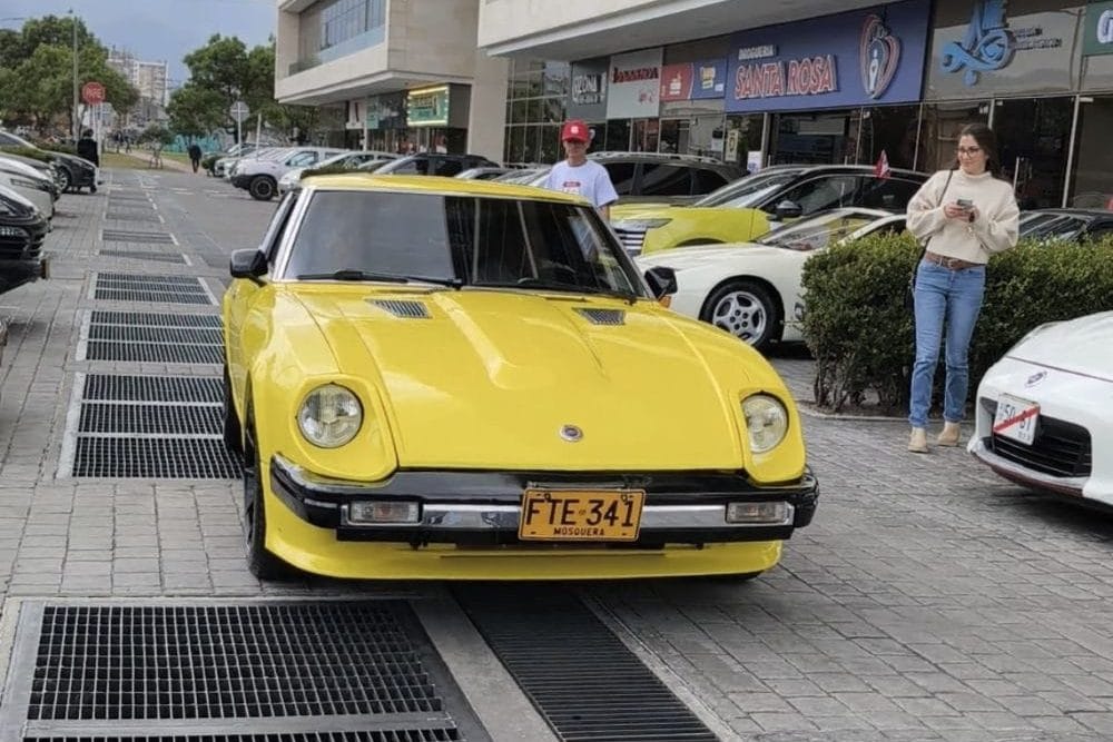 INCREÍBLES RELATOS DETRÁS DEL CONCURSO DONDE NISSAN PREMIA A LOS TRES CARROS MEJOR CUIDADOS EN COLOMBIA V12MAGAZINE Nissan premia a los tres carros mejor cuidados en Colombia durante su aniversario número 65. Descubre las historias, la pasión y el legado detrás de estos icónicos vehículos clásicos de la marca. V12MAGAZINE