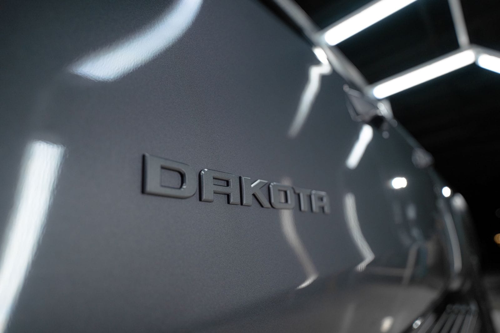 RAM DAKOTA WARLOCK: LA PICK-UP QUE REDEFINE EL PODER Y LA INNOVACIÓN EN SUDAMÉRICARA V12MAGAZINE La nueva Ram Dakota inicia su producción en Argentina para toda la región. Potencia, tecnología y ADN off-road en una pick-up que marca un nuevo capítulo para Ram en Sudamérica. V12MAGAZINE