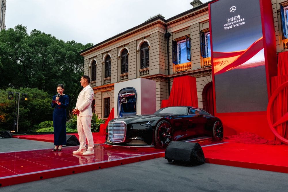 El Mercedes-Benz Vision Iconic redefine el futuro del automóvil con un diseño inspirado en el Art Deco, conducción automatizada de Nivel 4 y tecnología solar. Una obra maestra del lujo futurista. V12MAGAZINE