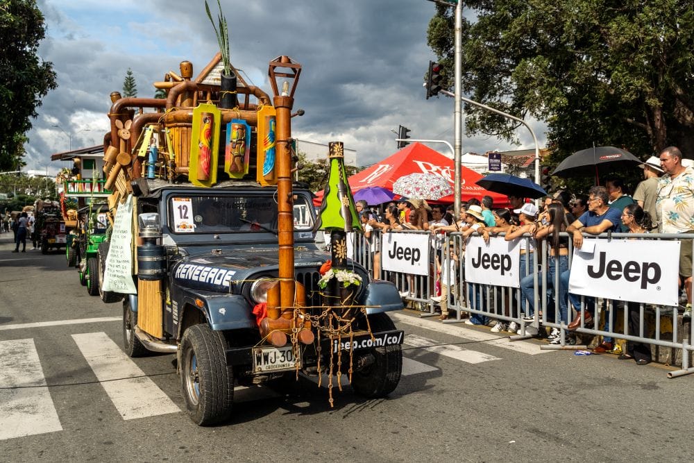 DESFILE DEL YIPAO: UNA FIESTA DE AVENTURA, CULTURA Y ORGULLO CAFETERO. ¡ESTE 12 DE OCTUBRE! V12MAGAZINE El Desfile del Yipao 2025 celebró el orgullo cafetero con Jeep y su nuevo Avenger, uniendo tradición, aventura y libertad en el corazón del Eje Cafetero. V12MAGAZINE