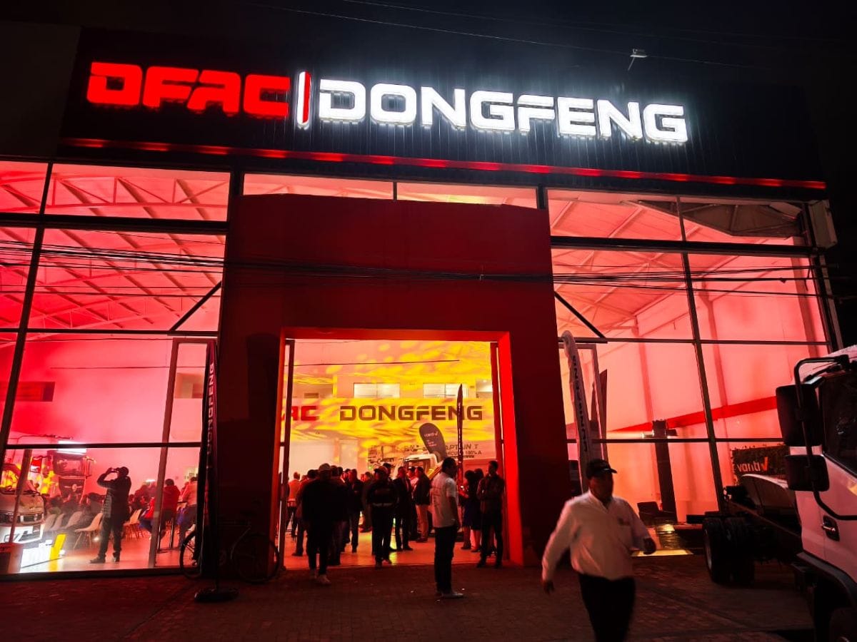 DFAC|DONGFENG LLEGA AL SECTOR DE BOGOTÁ, DONDE EL NEGOCIO DEL TRANSPORTE REQUIERE NUEVAS ALTERNATIVAS V12MAGAZINE : Descubre la apertura de la tercera vitrina de DFAC Dongfeng en Fontibón, Bogotá: inversión superior a $250 millones, tecnología de punta, modelos versátiles y servicio posventa experto. V12MAGAZINE